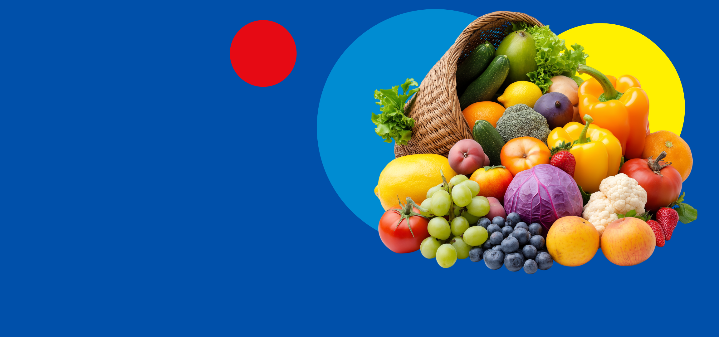 Cesto de vime transbordando de frutas e vegetais frescos, incluindo uvas, limões e pimentos.