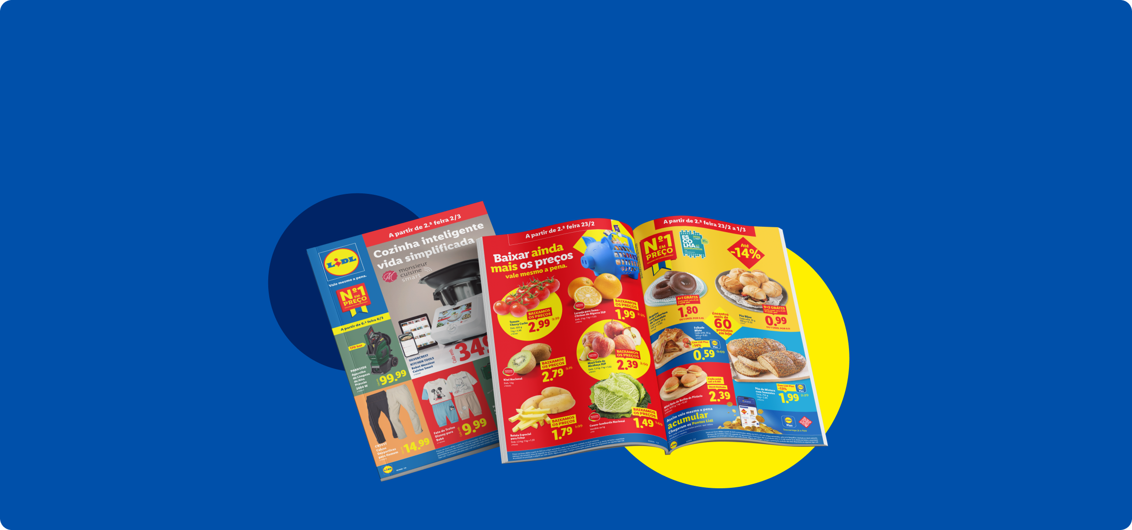 Folhetos de supermercado abertos com ofertas de cozinha inteligente, frutas, legumes e produtos de padaria.