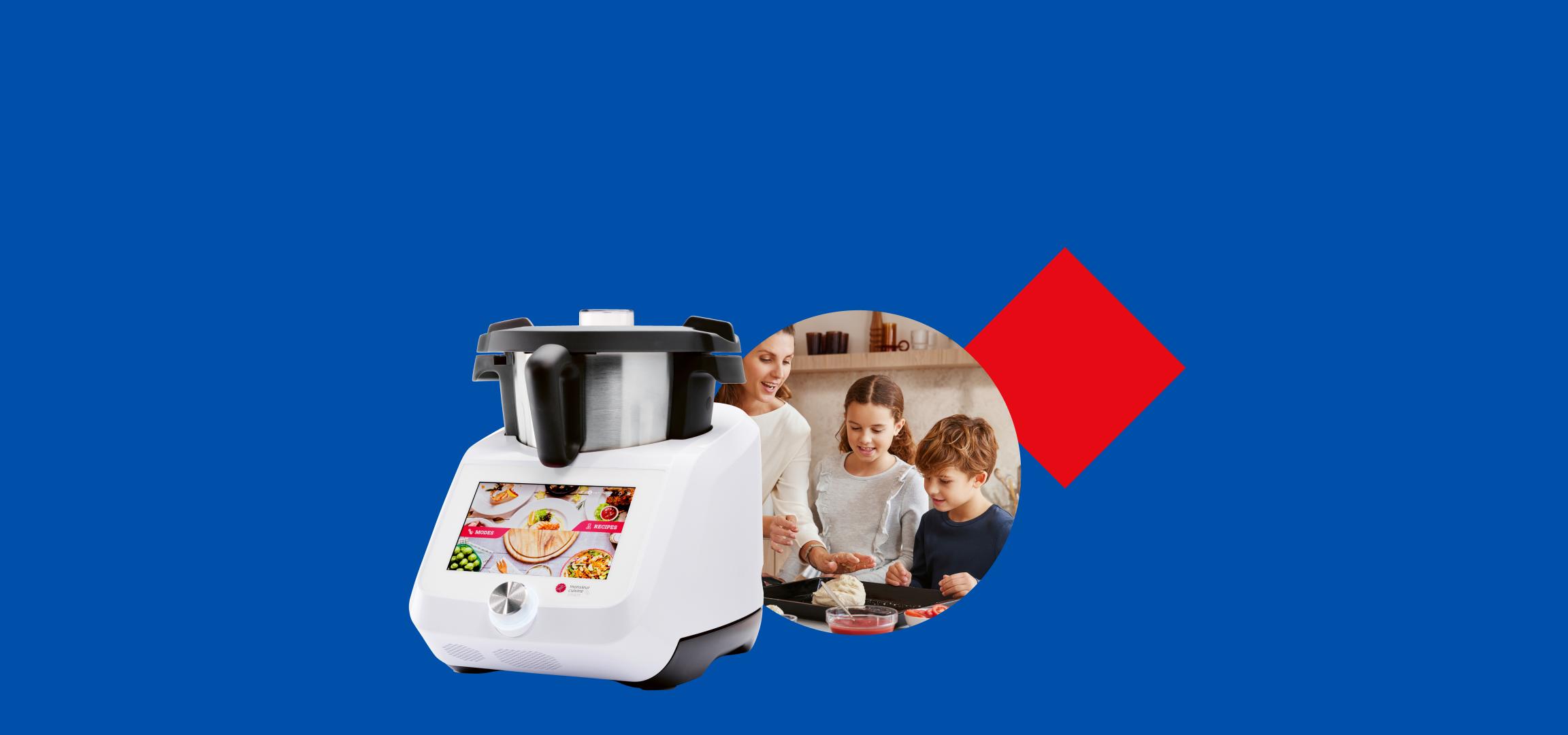 Robô de cozinha com ecrã tátil, uma mulher e duas crianças a cozinhar.