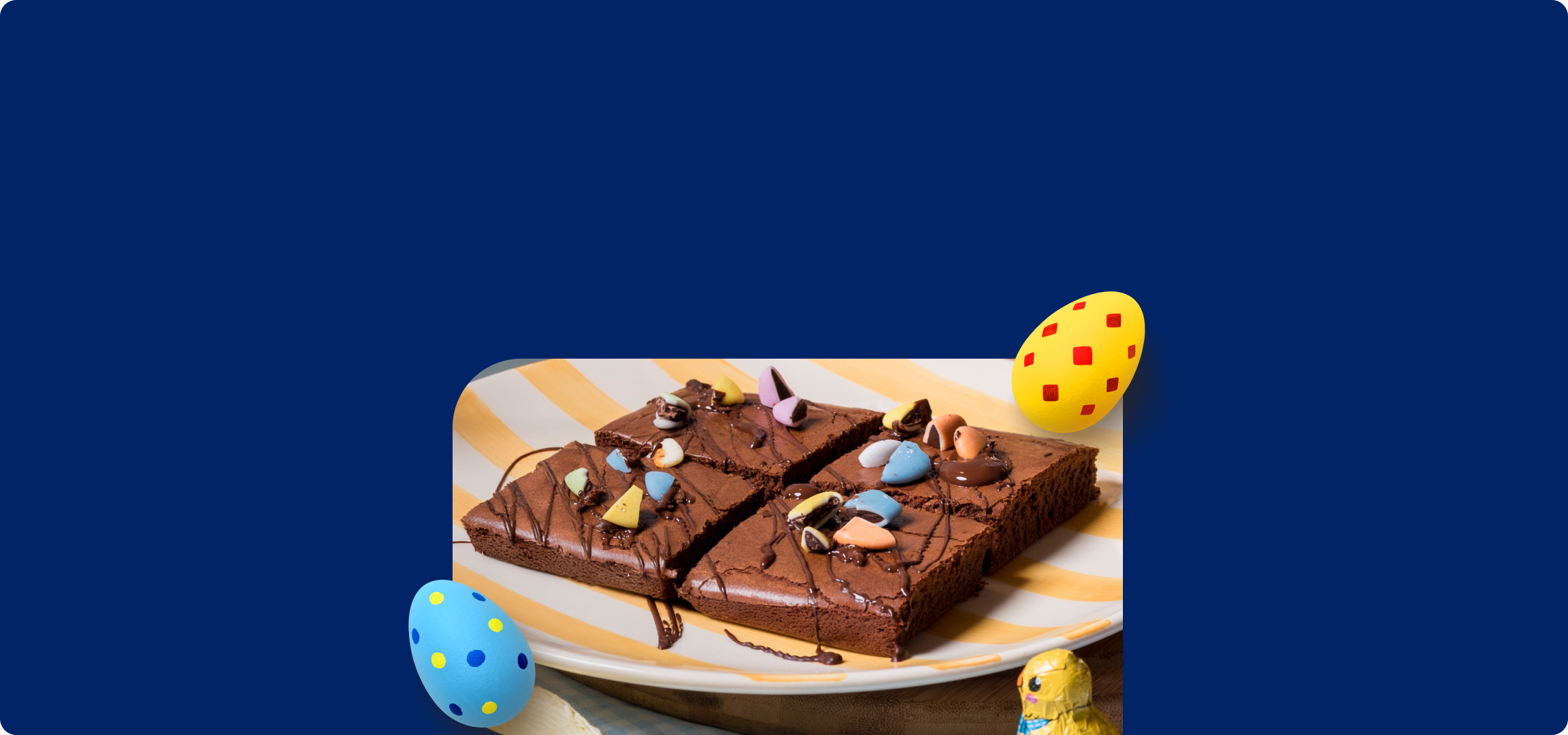 Brownies de Páscoa com ovos de chocolate e ovos decorados.