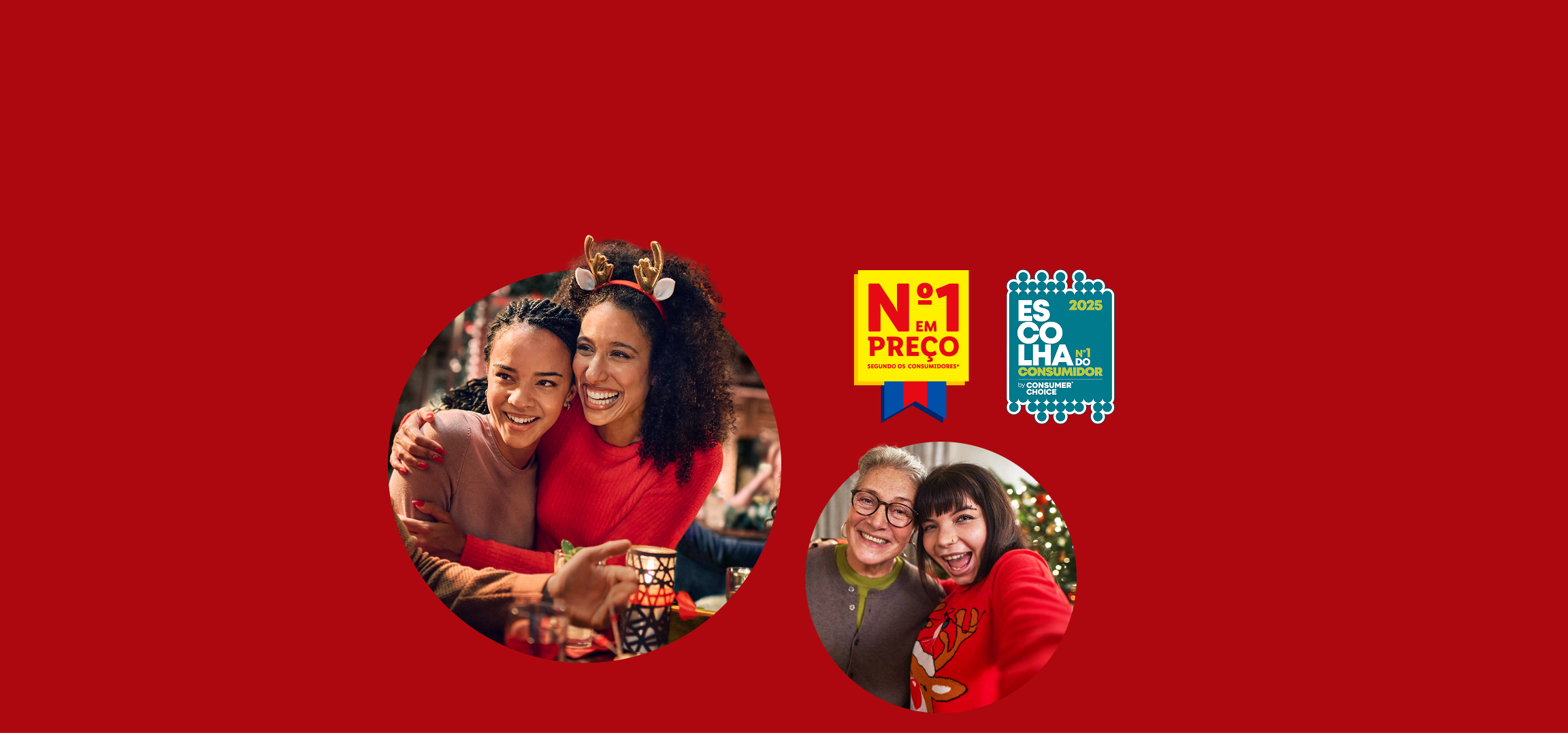 Duas mulheres e duas mulheres mais velhas a celebrar o Natal, com doces e fitas vermelhas.