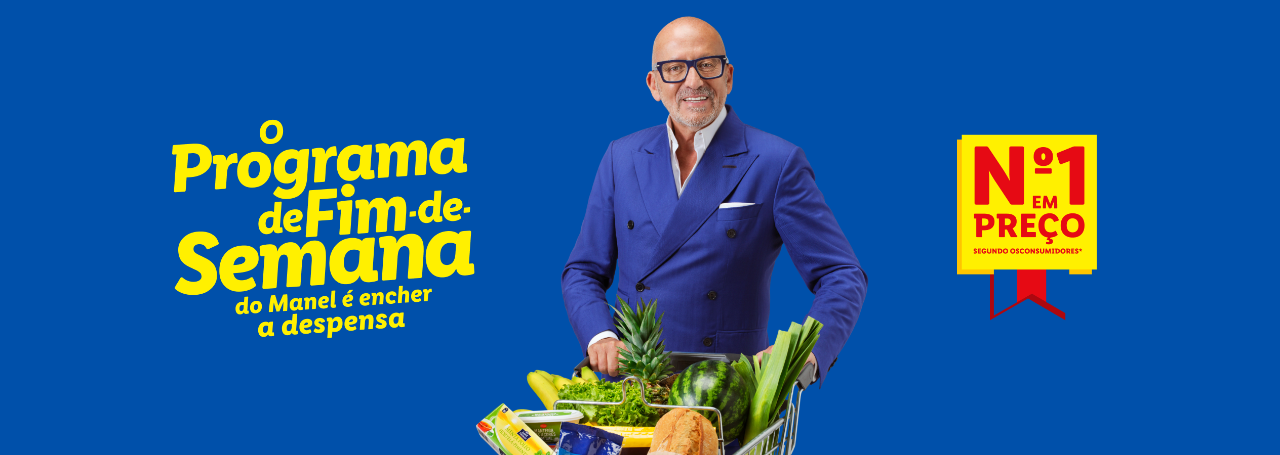 Homem sorridente com óculos empurra um carrinho de compras cheio de frutas e vegetais, com texto promocional.