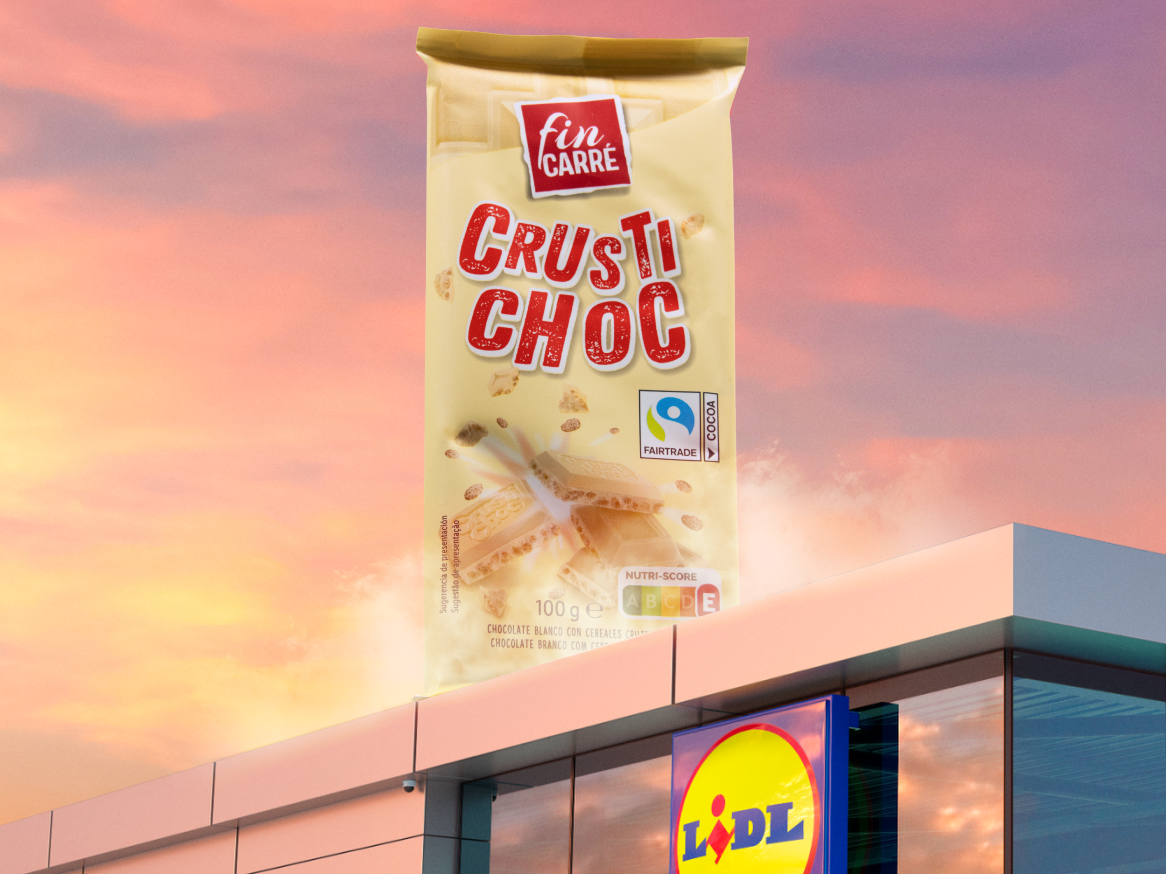 Um pacote de chocolate branco com cereais crocantes em cima de um edifício Lidl ao pôr do sol.