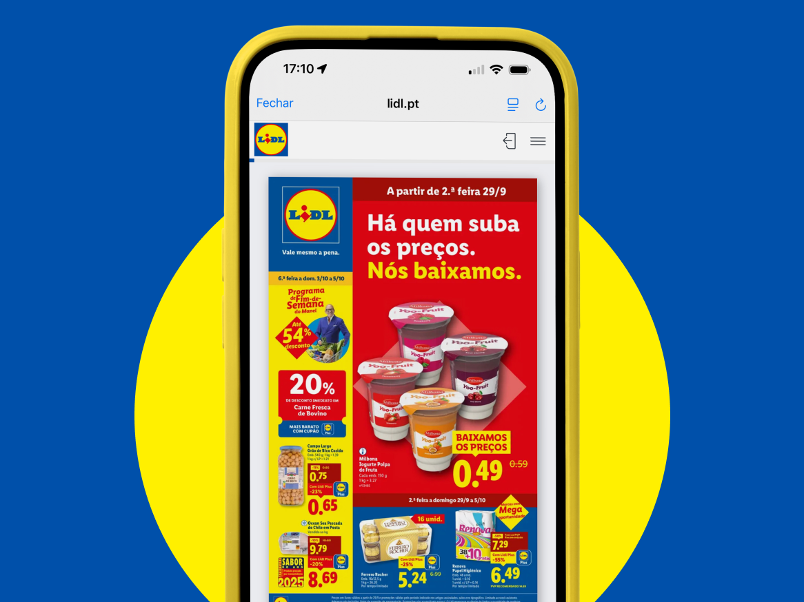 Anúncio Lidl em telemóvel com iogurtes de fruta, carne fresca e papel higiénico em destaque.