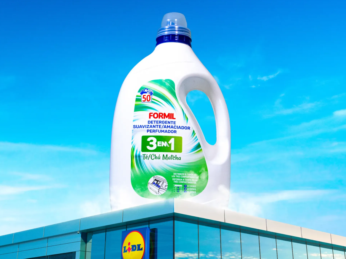Detergente 3 em 1 de chá matcha gigante no topo de um edifício Lidl.