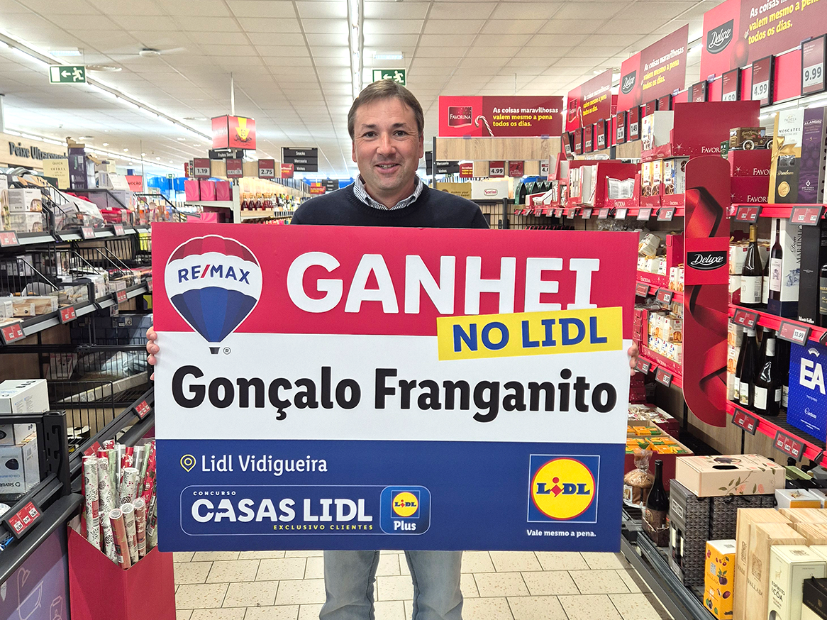 Homem sorridente segura cartaz 'GANHEI NO LIDL' com o nome Gonçalo Franganito, rodeado por prateleiras de produtos Lidl.