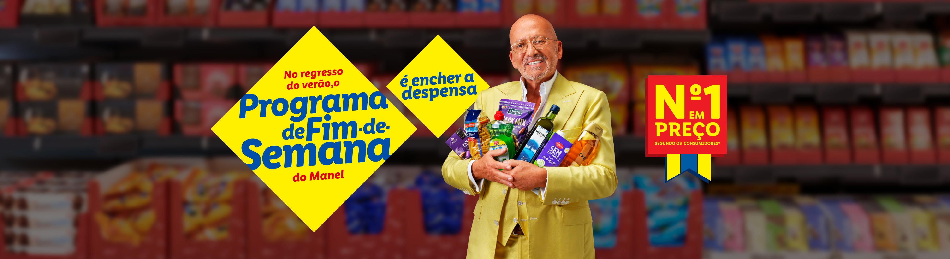 Homem sorridente segura produtos de supermercado, incluindo azeite, leite e produtos de limpeza, com texto promocional.
