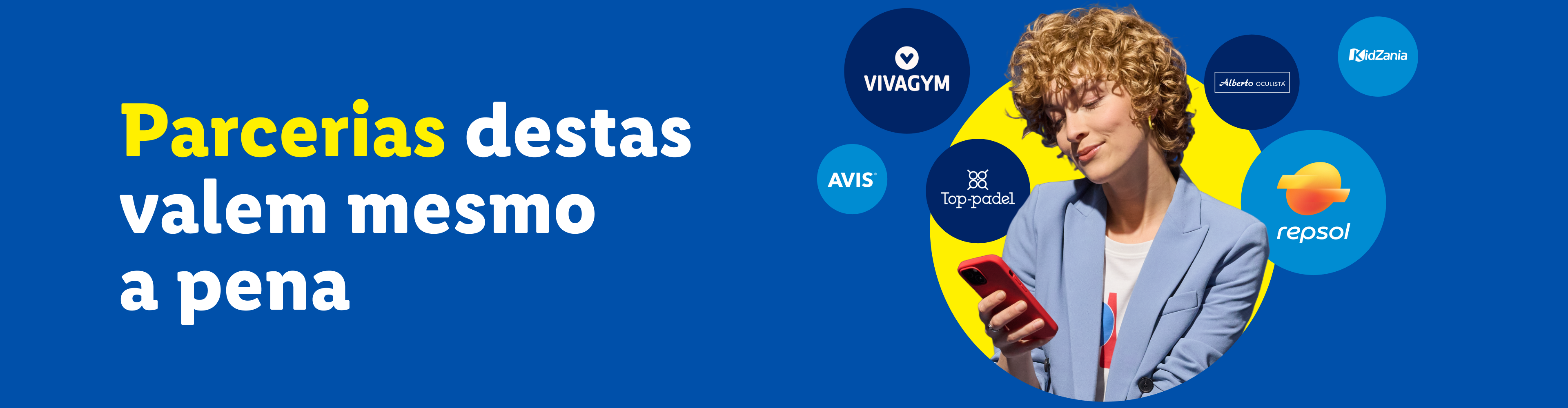 Mulher sorridente com telemóvel, rodeada por logótipos de parceiros como Vivagym, Avis, Top-Padel, Alberto Oculista, KidZania e Repsol.