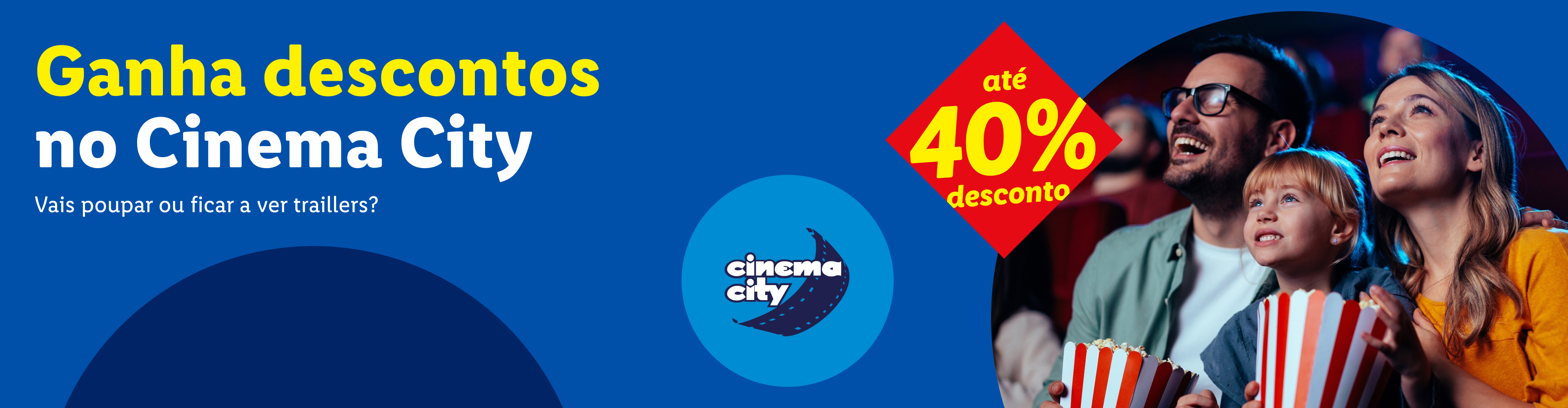Família a ver um filme no Cinema City, com até 40% de desconto.