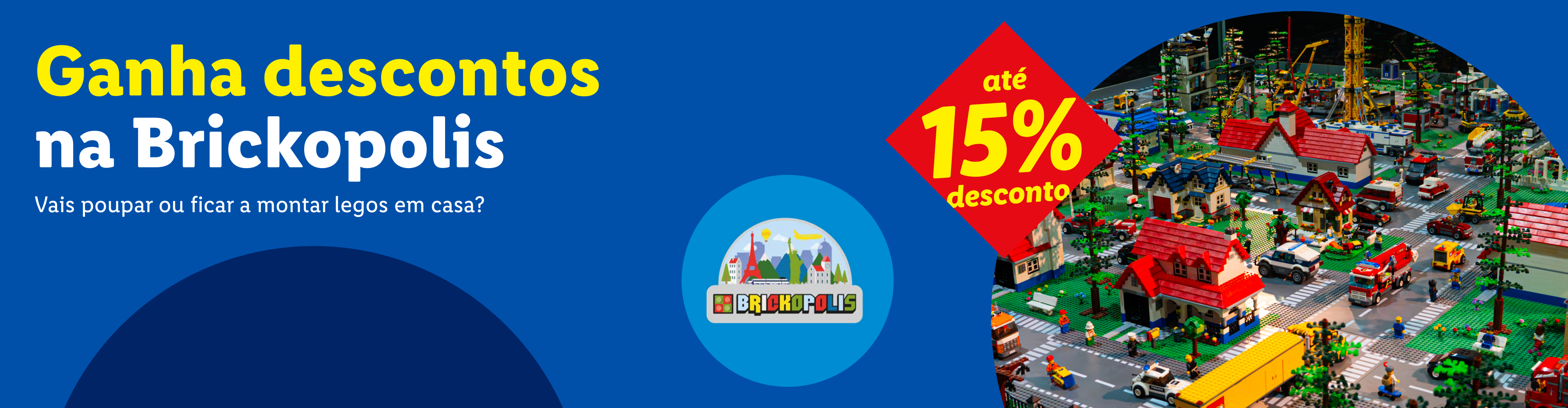 Maquete de cidade LEGO com casas, carros e árvores, com um desconto de até 15% na Brickopolis.