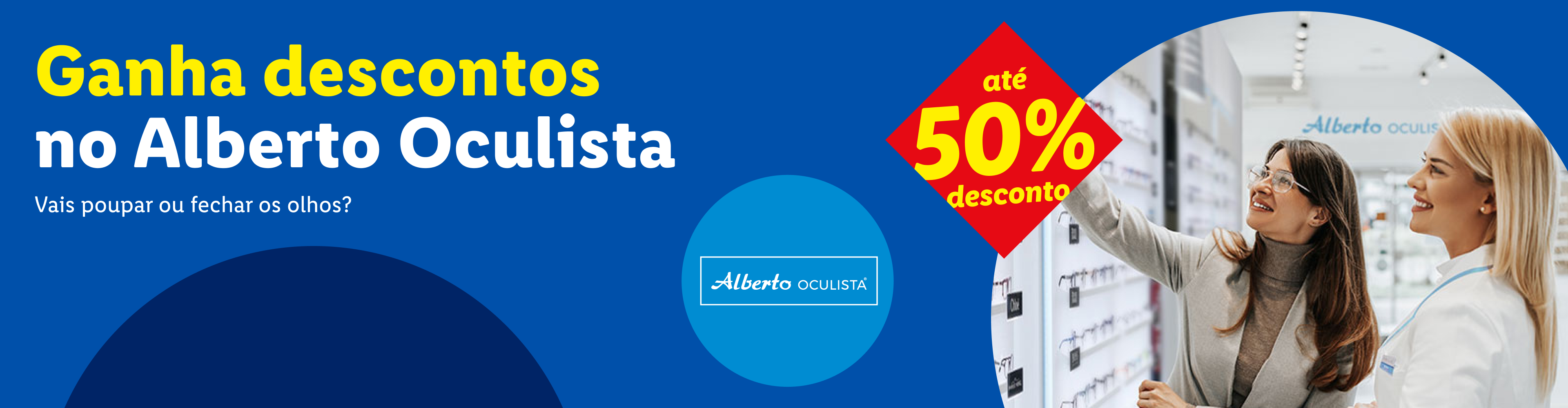 Mulheres a escolher óculos numa ótica, com um desconto de até 50%.