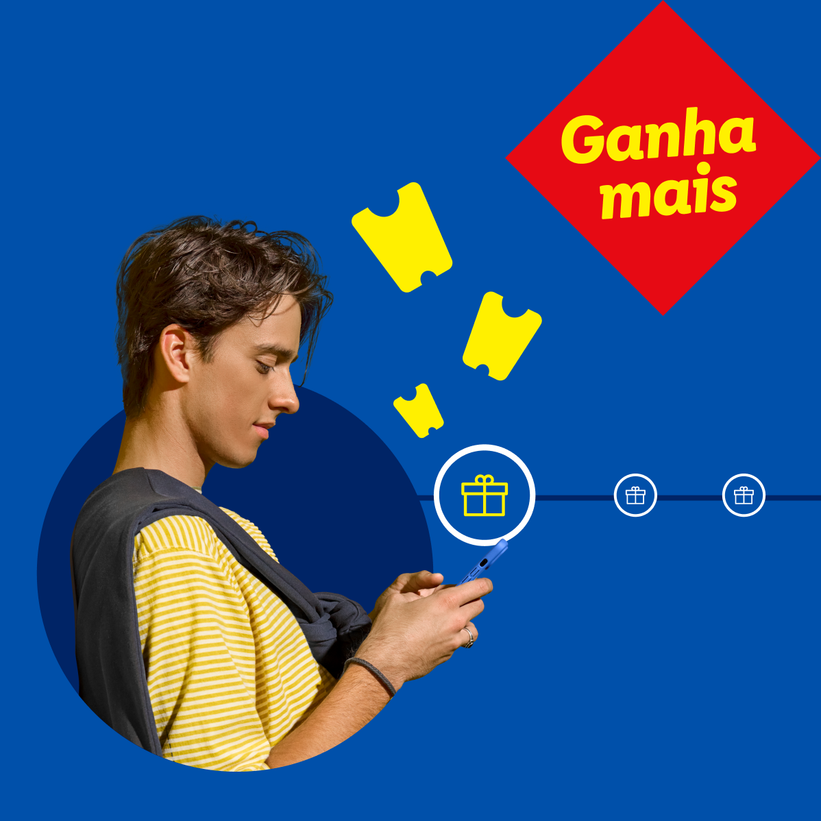 Jovem a usar o telemóvel com bilhetes e presentes a flutuar, texto 'Ganha mais'.