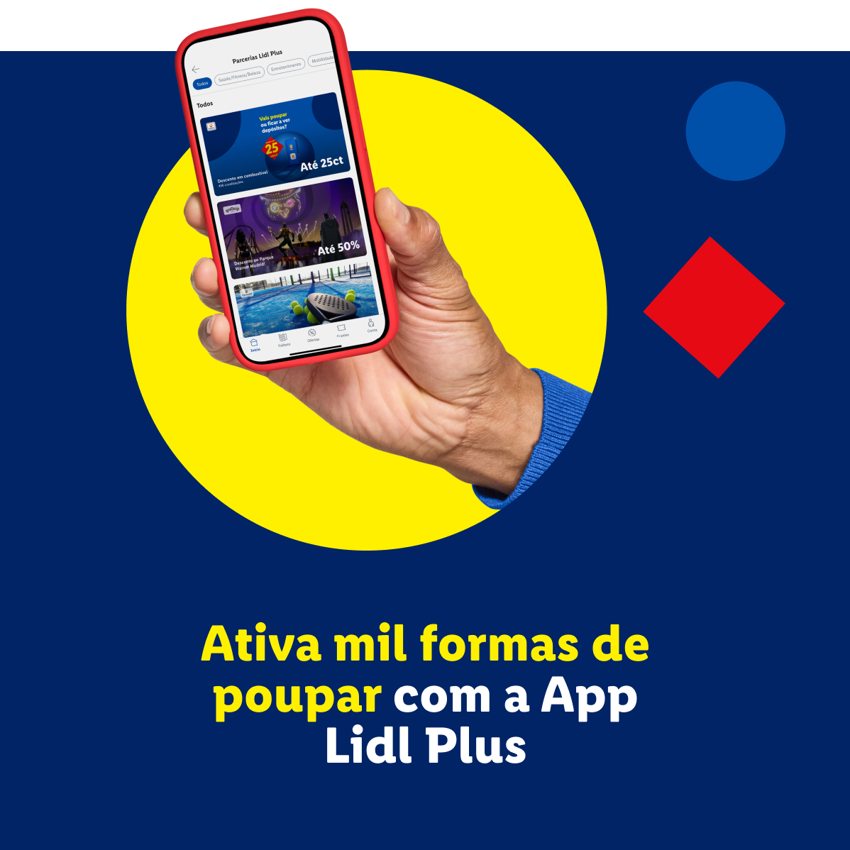 Mão a segurar um smartphone com a aplicação Lidl Plus aberta, mostrando ofertas de poupança.