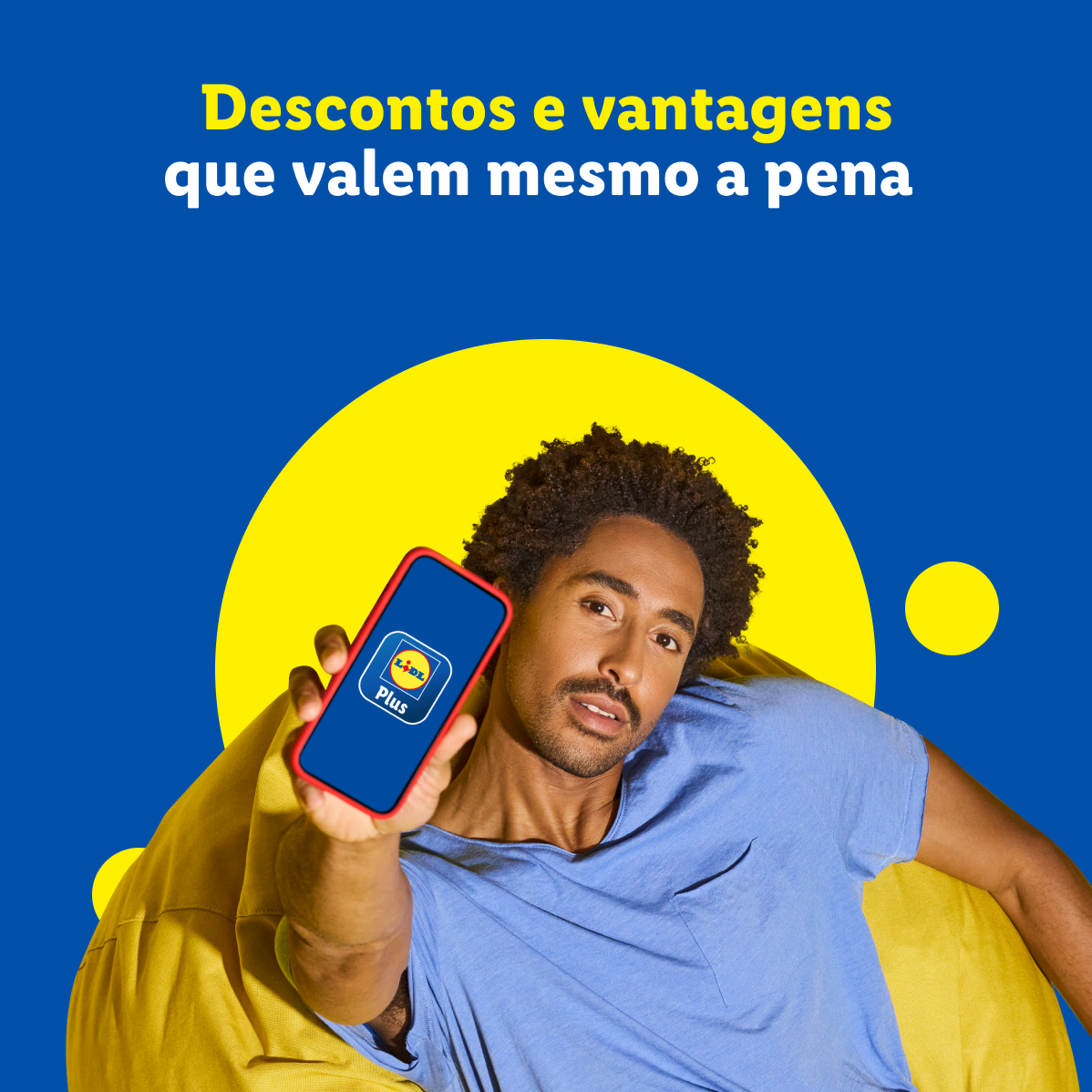 Um homem sorridente segura um smartphone com o logótipo Lidl Plus, com texto 'Descontos e vantagens que valem mesmo a pena'.