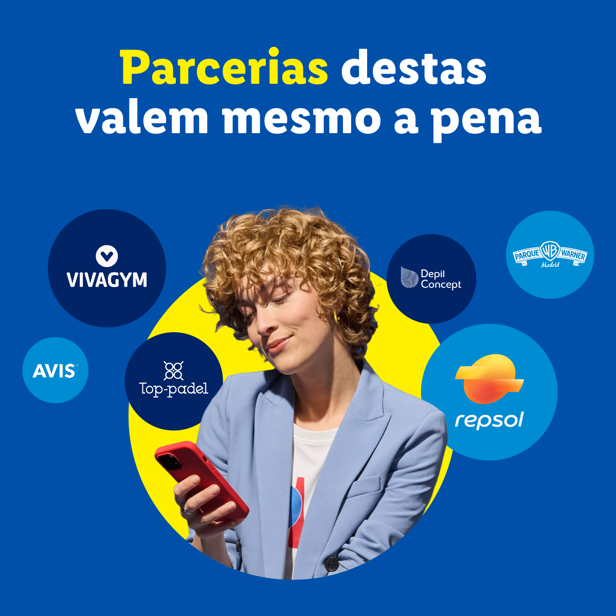 Uma mulher sorridente a usar um telemóvel, rodeada por logótipos de parcerias, com o texto 'Parcerias destas valem mesmo a pena'.