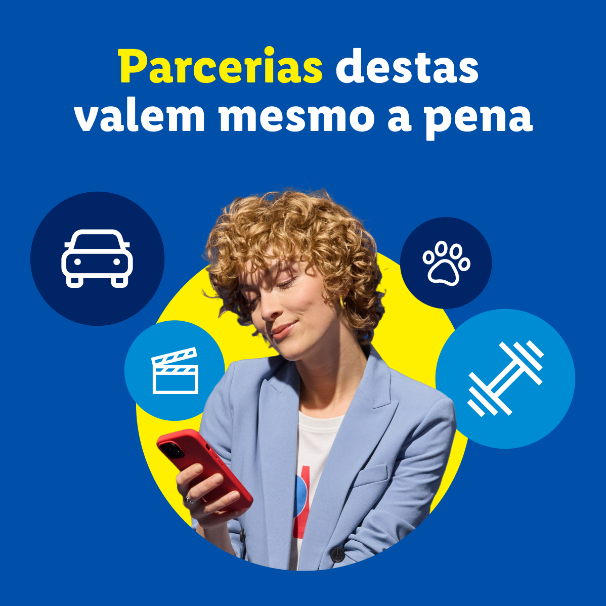 Mulher sorridente a usar o telemóvel, com ícones de carro, claquete, pata de animal e haltere. Texto: 'Parcerias destas valem mesmo a pena'.