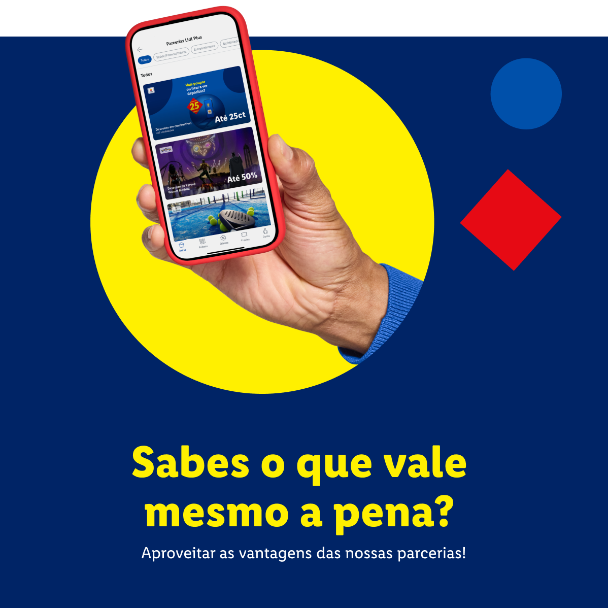 Mão a segurar um telemóvel com a aplicação de parcerias, oferecendo descontos em combustível e parques temáticos.