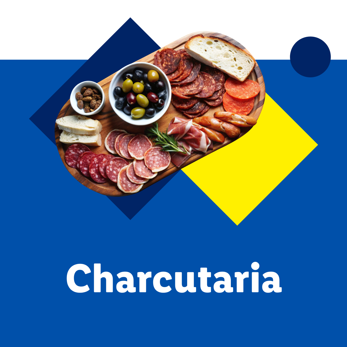 Tábua de charcutaria com salames, presuntos, queijos, azeitonas e pão.