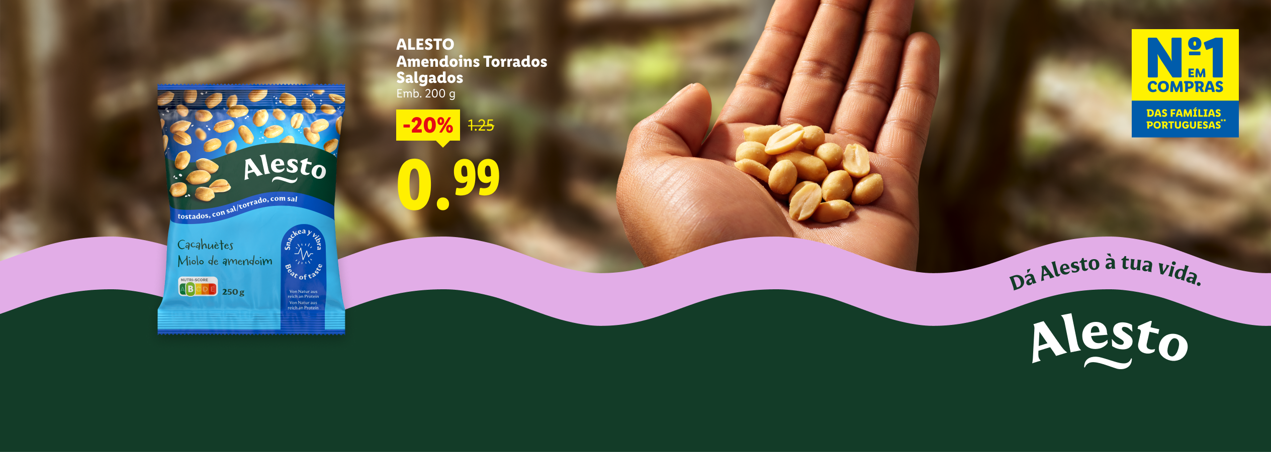 Amendoins torrados salgados em promoção, com uma mão a segurar amendoins e o selo 'Nº1 em Compras'.