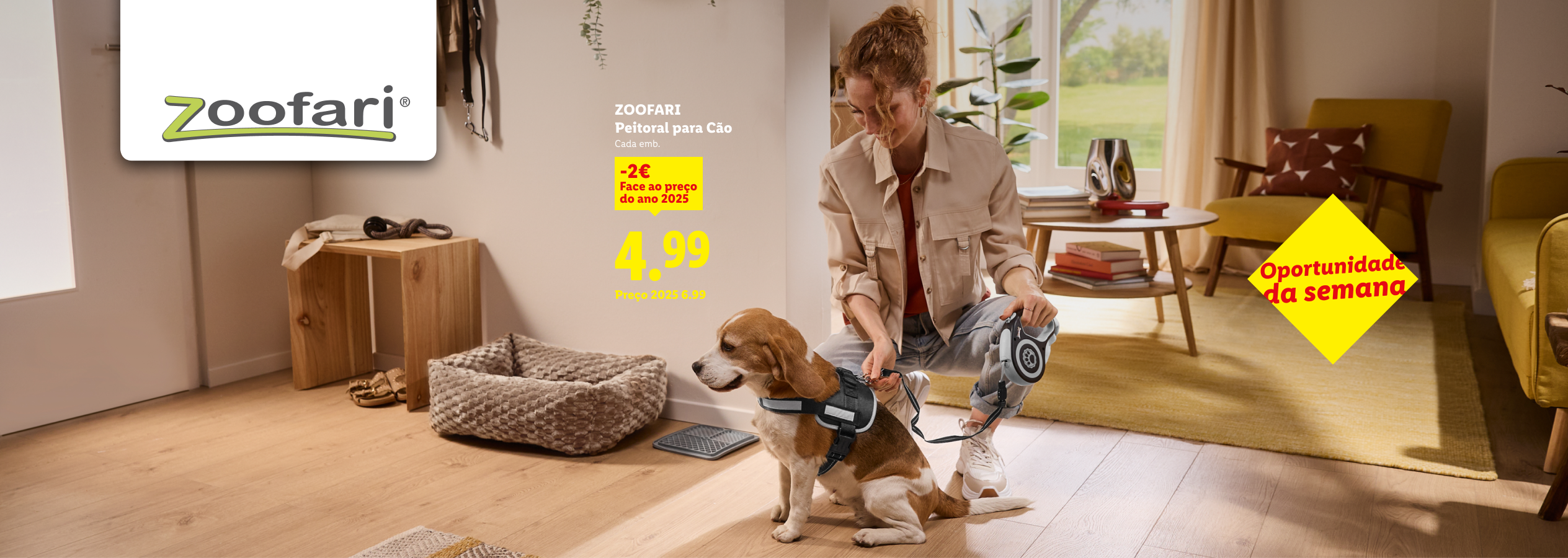 Mulher a colocar um peitoral num cão, com o preço de 4,99€ e a indicação 'Oportunidade da semana'.