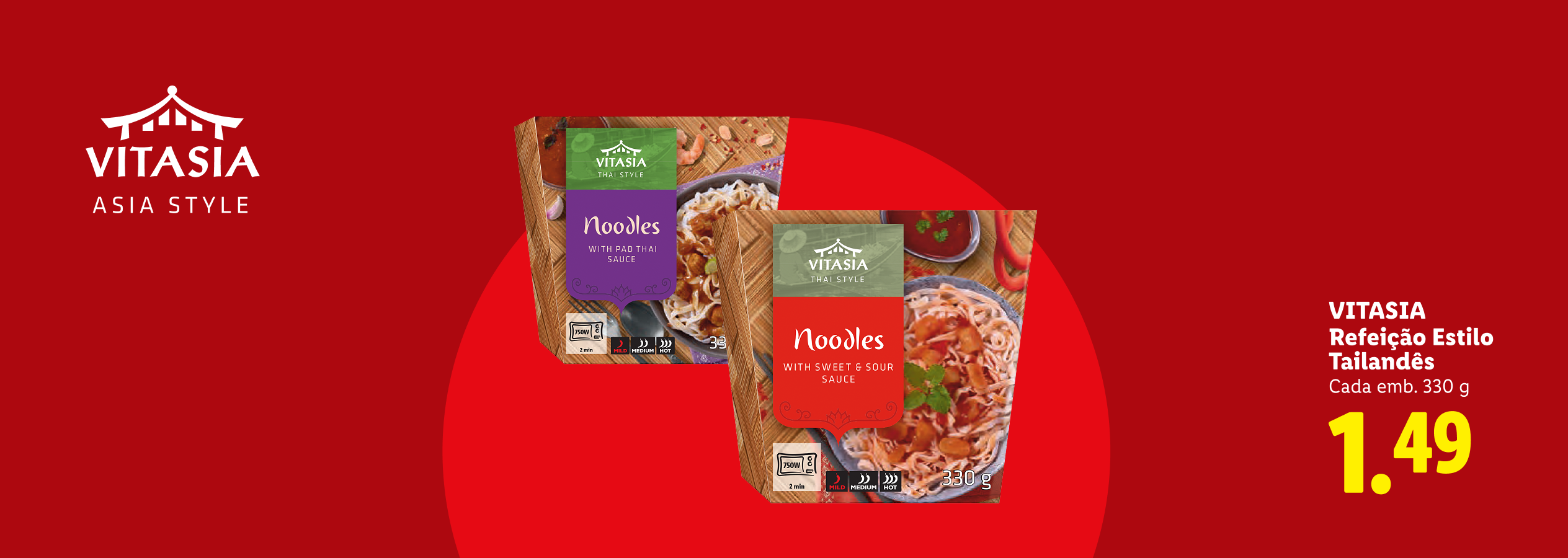Duas embalagens de noodles estilo tailandês, uma com molho Pad Thai e outra com molho agridoce, em fundo vermelho.