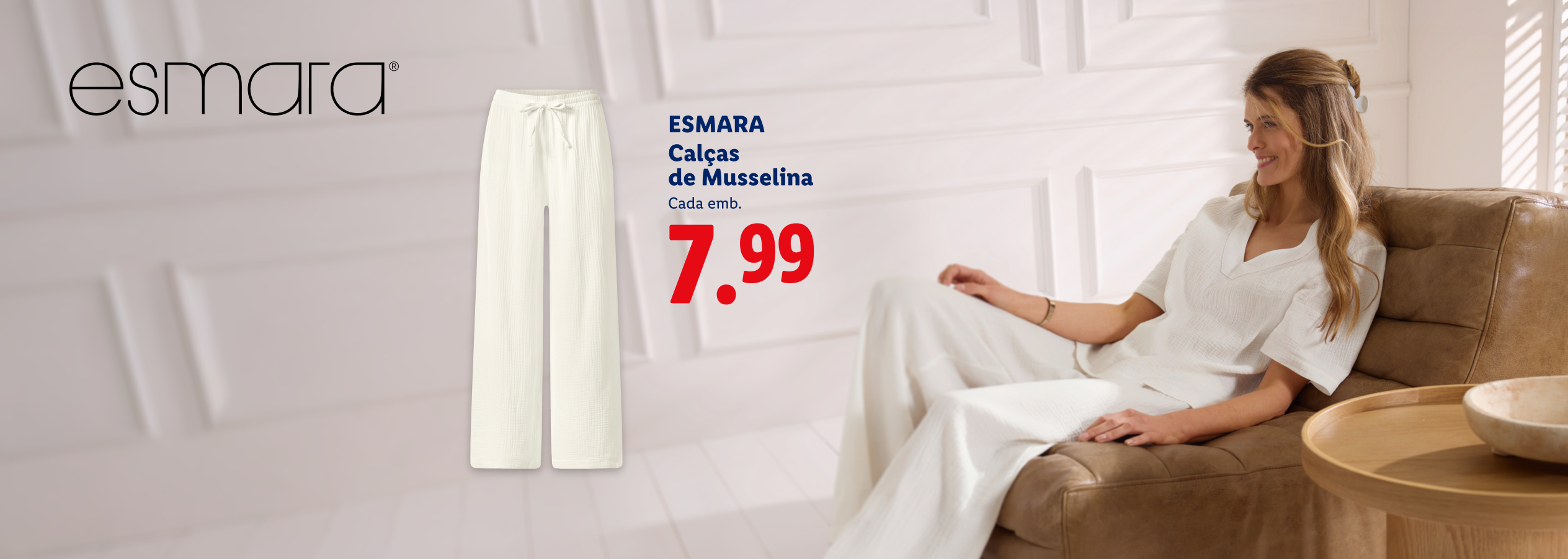 Calças de musselina brancas por 7,99€, com uma mulher a usá-las sentada num sofá.