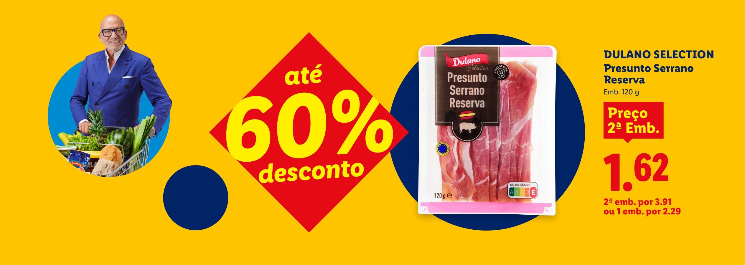 Homem com carrinho de compras, presunto serrano em promoção de até 60% de desconto.