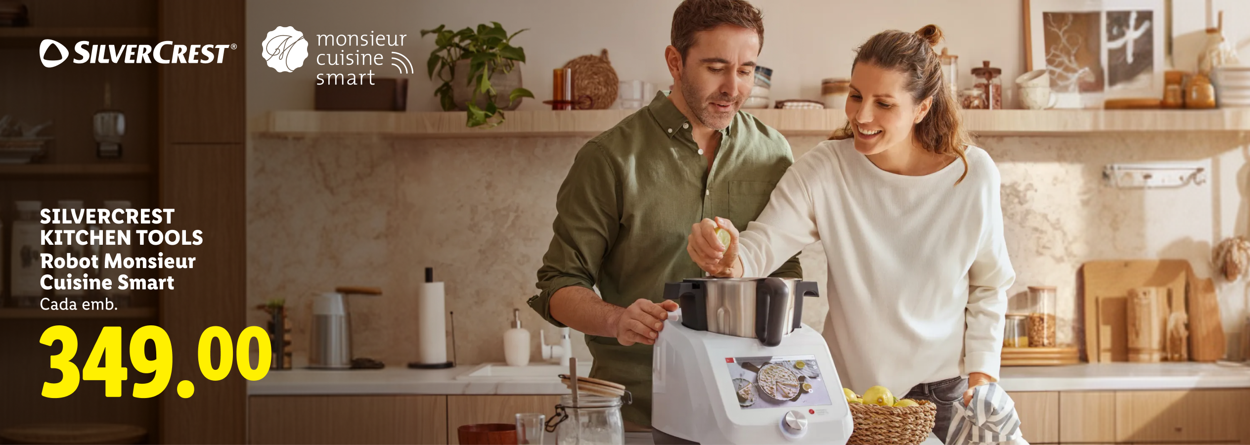 Casal a usar um robot de cozinha inteligente, com o preço de 349,00€.
