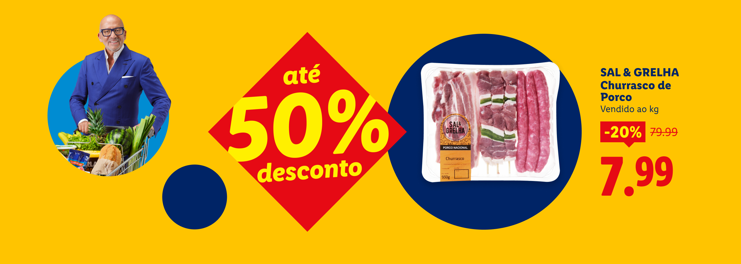 Homem com carrinho de compras, carne de porco para churrasco com 20% de desconto e até 50% de desconto.