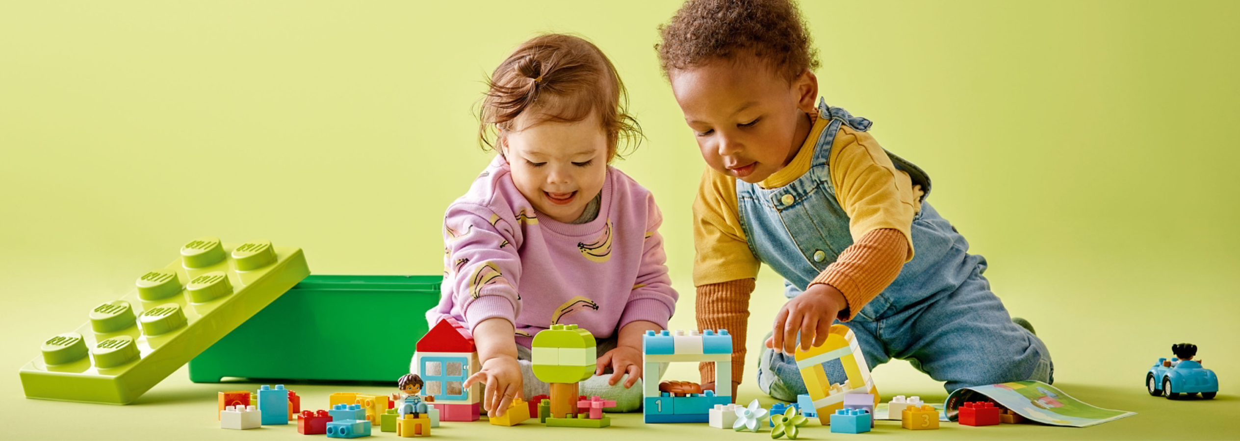 Crianças a brincar com blocos de construção coloridos.