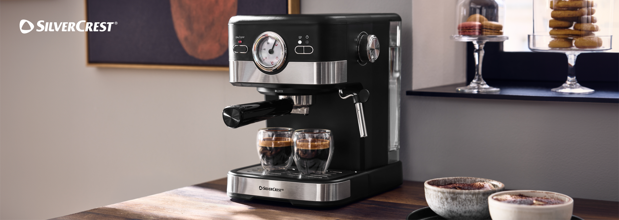 Máquina de café expresso Silvercrest com dois copos de café expresso na bandeja de gotejamento.