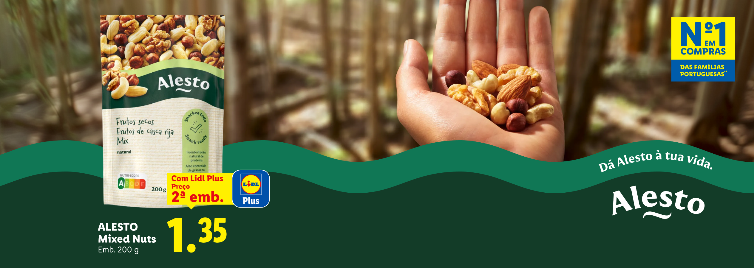 Embalagem de frutos secos mistos e mão cheia de frutos secos, com preço e selos promocionais.