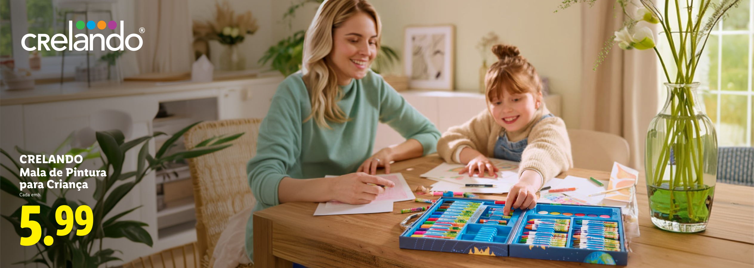 Mãe e filha a pintar com um estojo de pintura para crianças, preço 5,99.