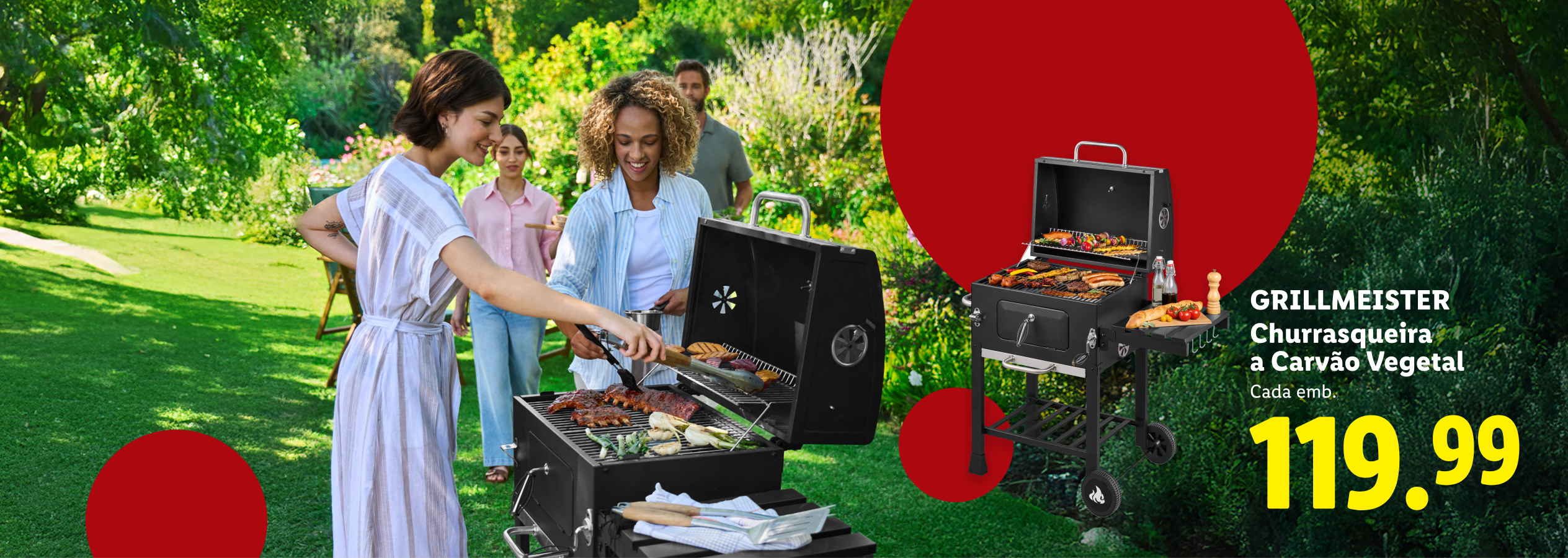 Churrasqueira a carvão vegetal com pessoas a fazer um churrasco no jardim.