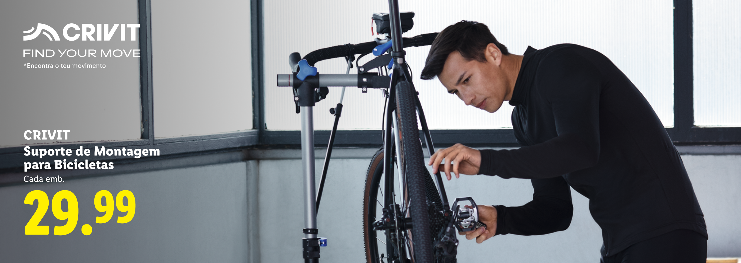 Homem a montar uma bicicleta num suporte de montagem, com o preço de 29,99€.