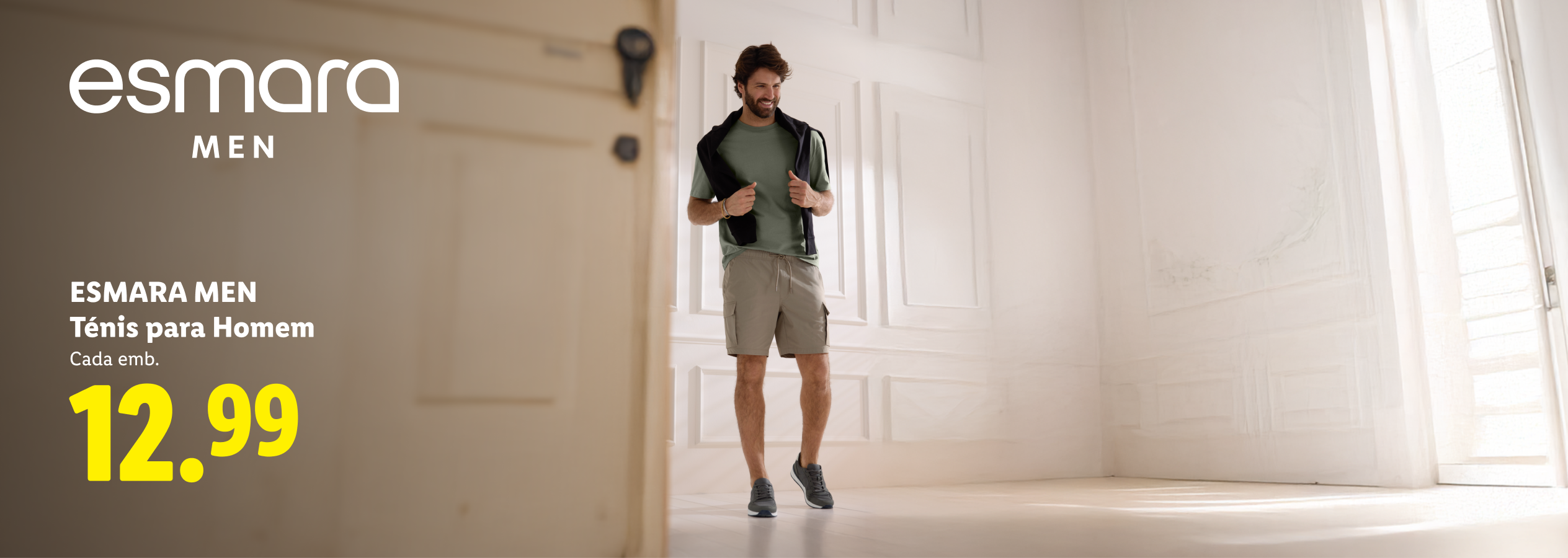 Homem sorridente em t-shirt verde e calções cargo, com sapatilhas, preço 12.99.