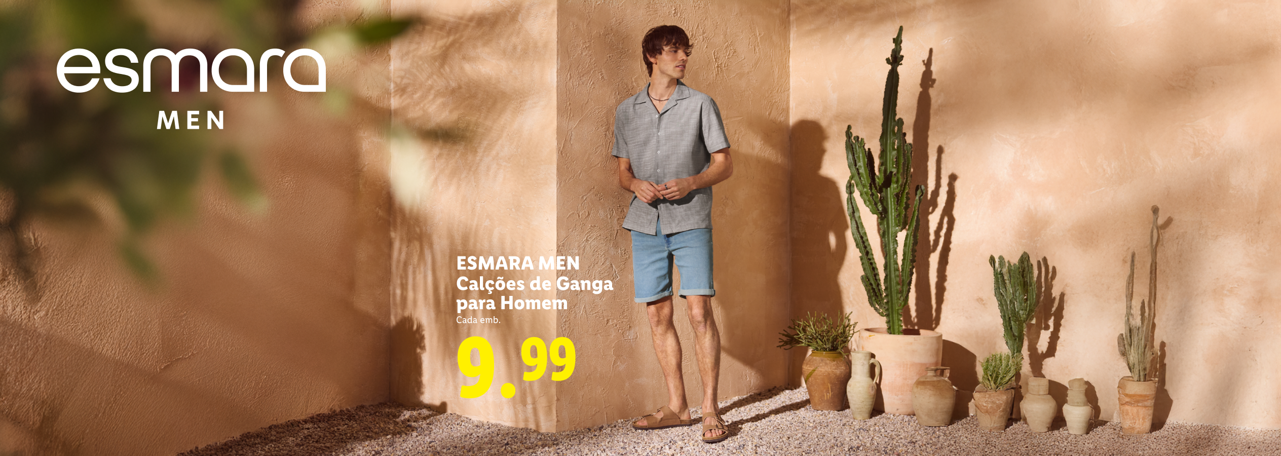 Homem a usar calções de ganga e camisa, com cactos e vasos de barro ao fundo. Preço: 9,99.