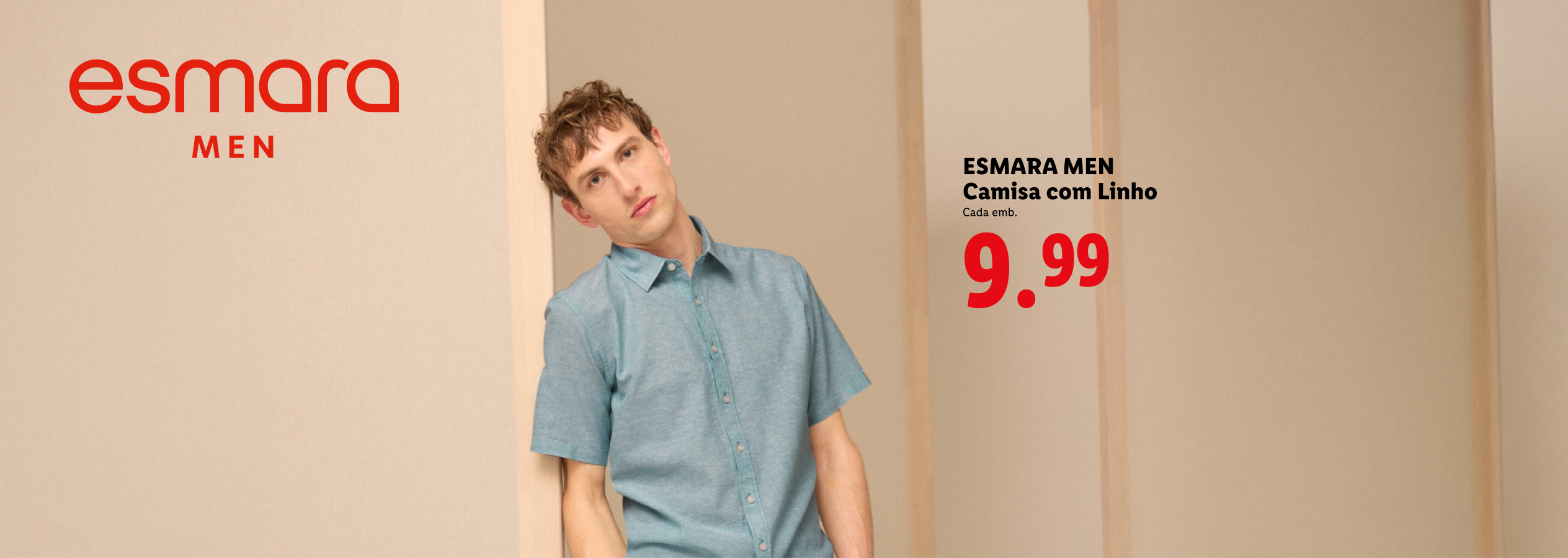 Homem a usar camisa de linho azul, com preço de 9,99€.