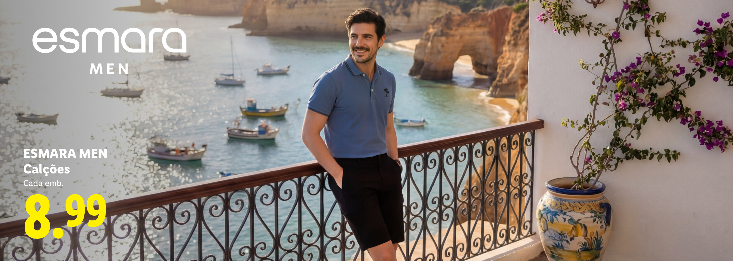 Homem em polo azul e calções pretos numa varanda com vista para o mar e barcos. Preço: 8,99.