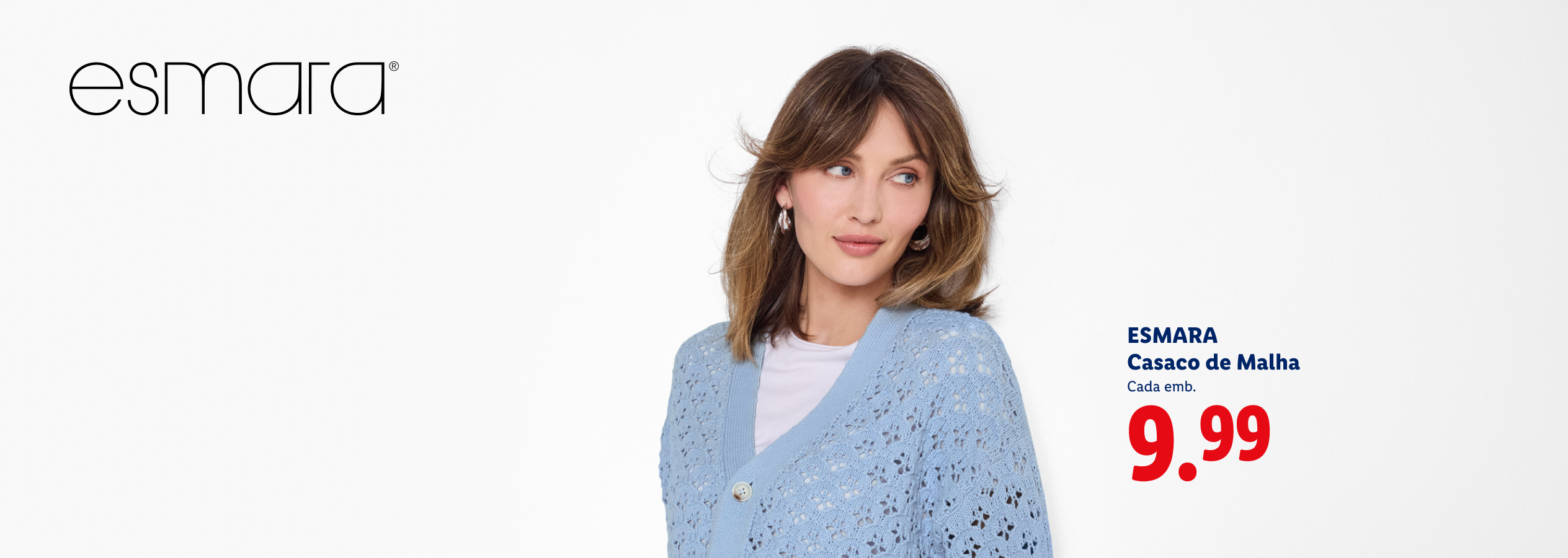 Mulher com casaco de malha azul claro, preço 9,99.