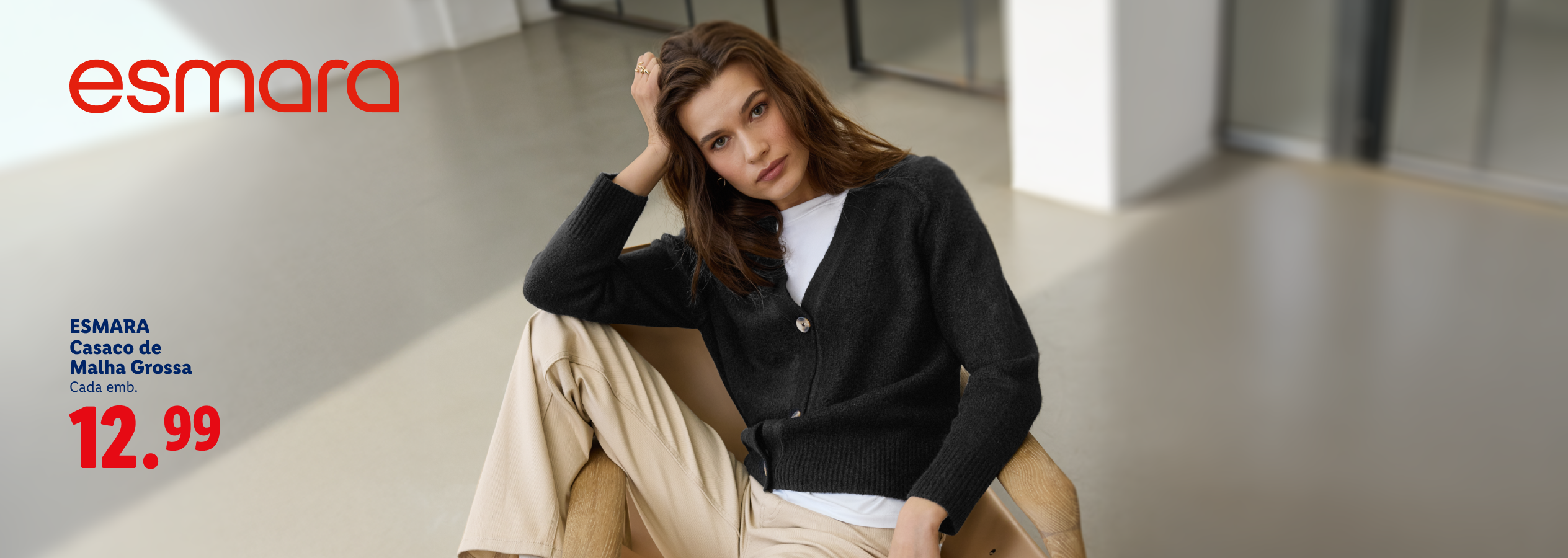 Mulher com casaco de malha grossa preto por 12,99€.