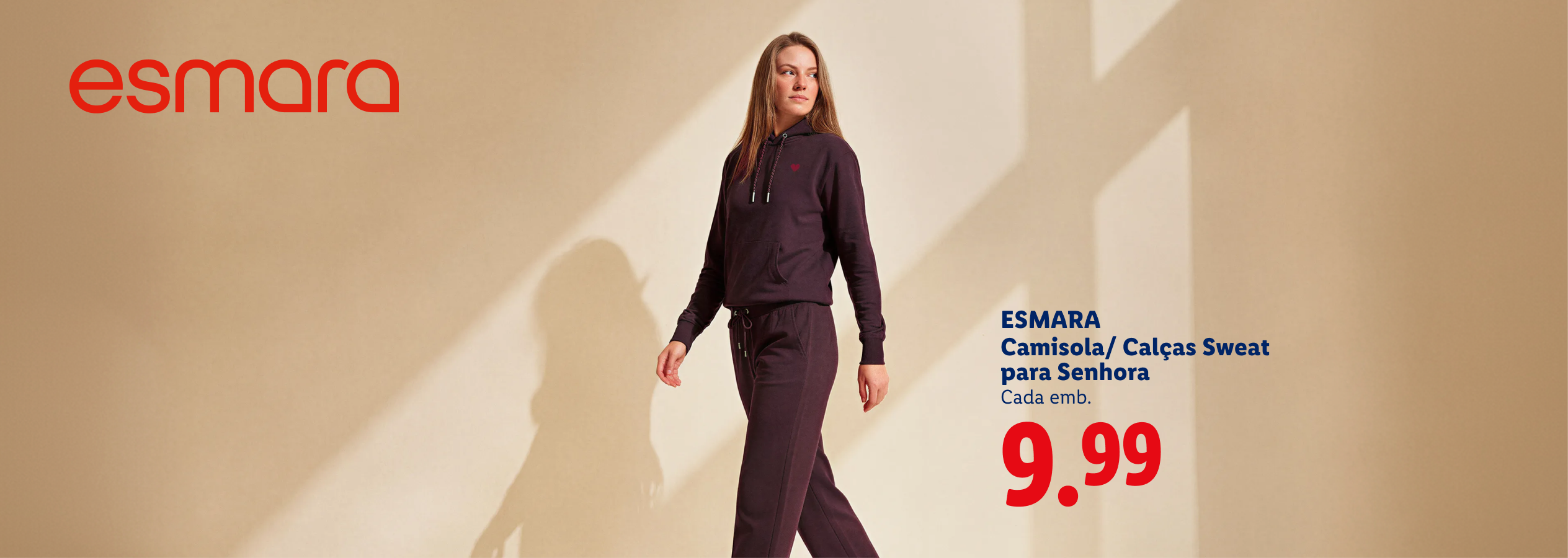 Mulher com camisola e calças sweat roxas, com preço de 9,99€ por embalagem.