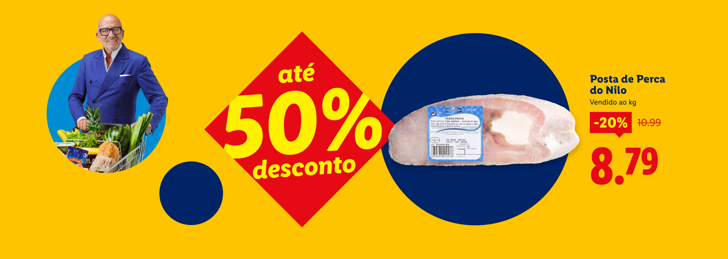 Homem com carrinho de compras, peixe em promoção com até 50% de desconto.