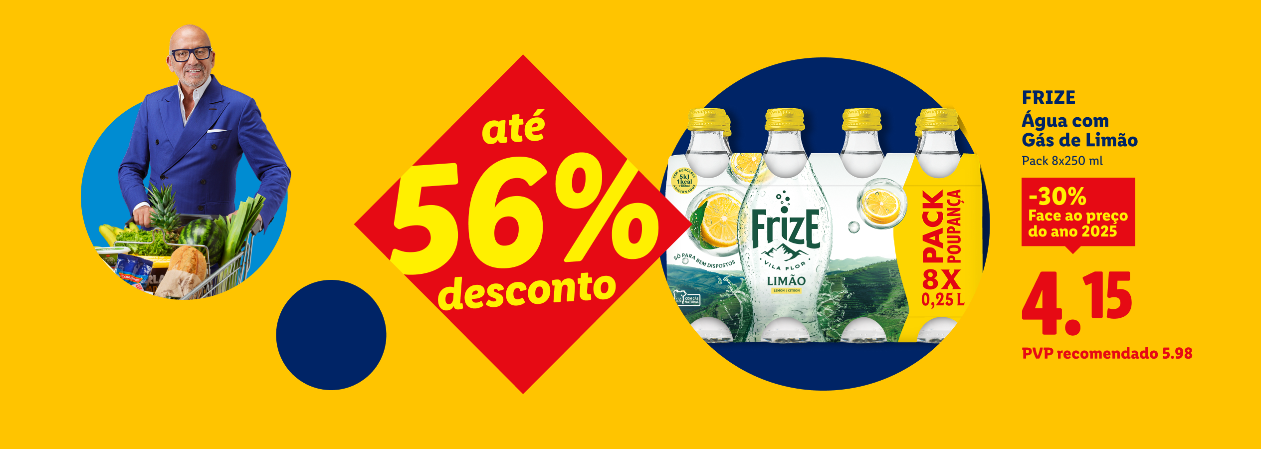 Homem com carrinho de compras e pack de água com gás de limão, com desconto de até 56% e preço de 4,15€.