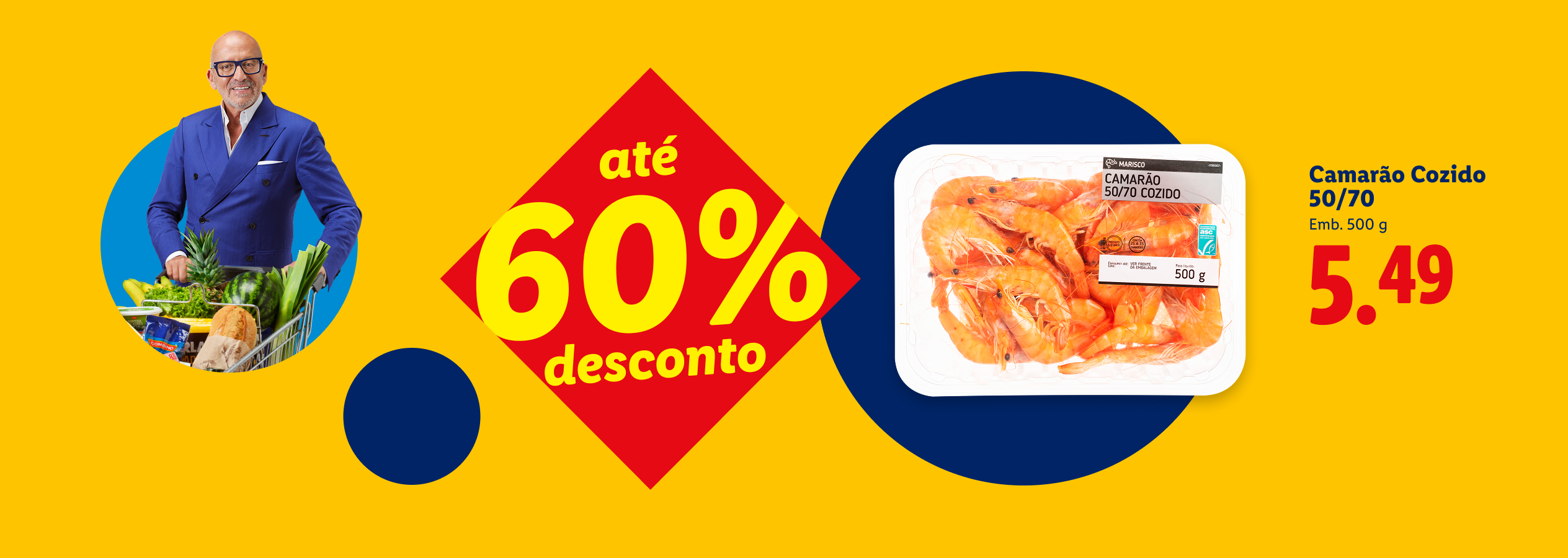Homem com carrinho de compras, camarão cozido e desconto de até 60%.