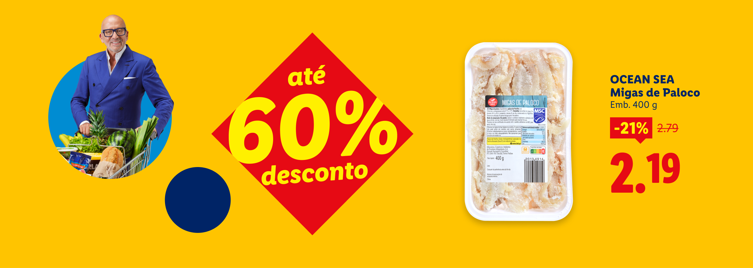 Homem com carrinho de compras, desconto de até 60% e migas de paloco com 21% de desconto.