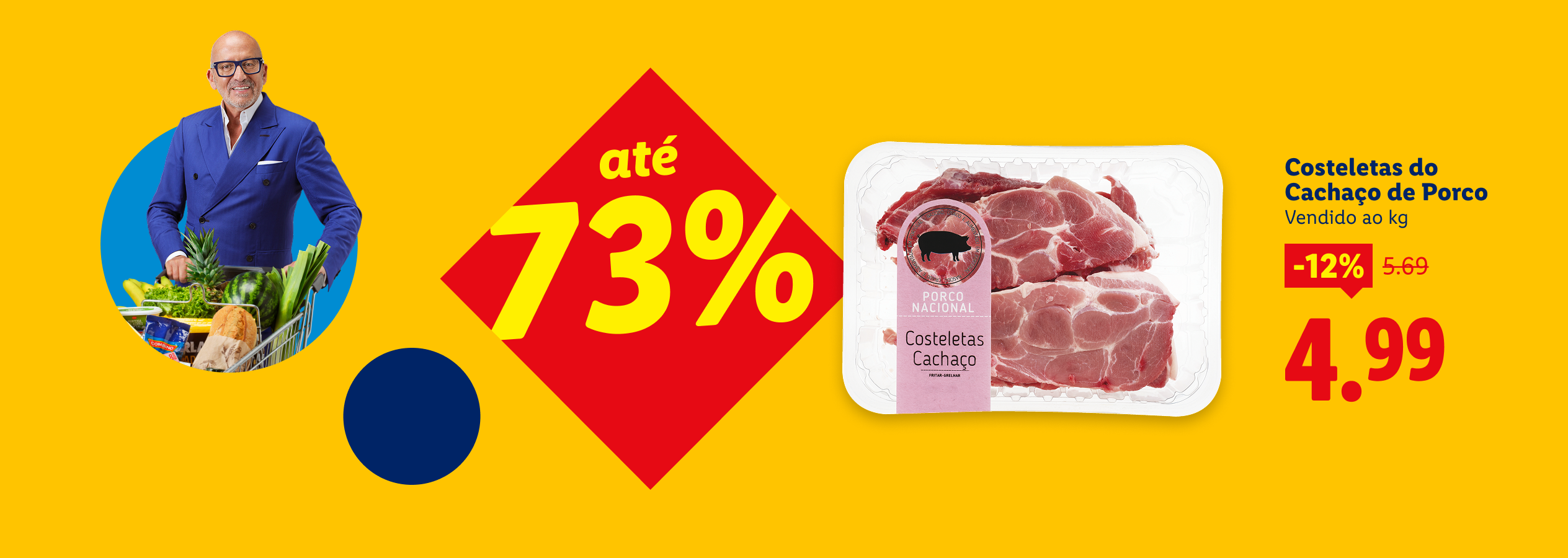 Um homem sorridente com um carrinho de compras cheio de produtos frescos e costeletas de porco em promoção.