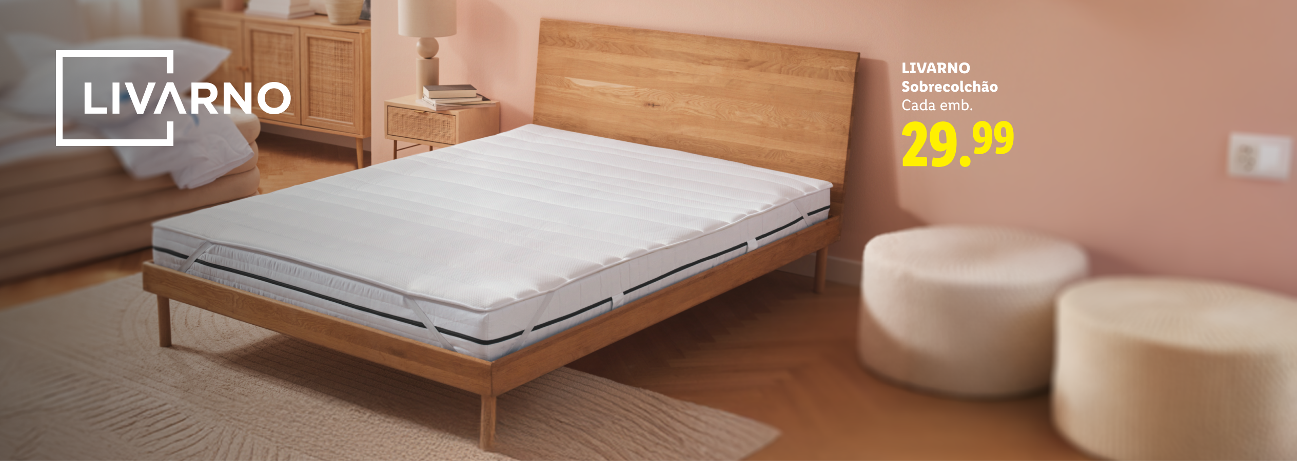 Colchão e sobrecolchão em quarto com decoração minimalista. Preço: 29,99.