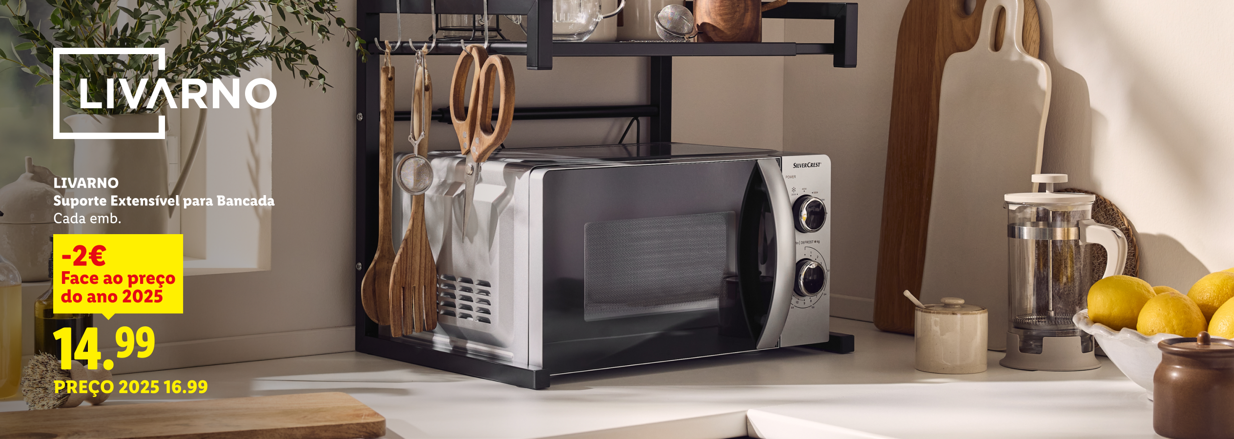 Suporte extensível para bancada com micro-ondas e utensílios de cozinha, com preço de 14,99€.