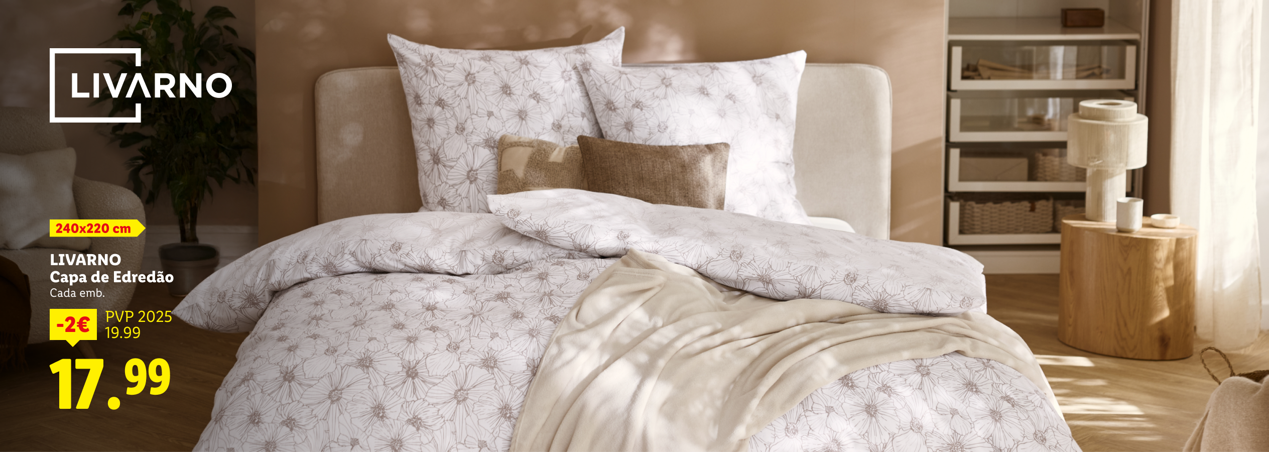 Capa de edredão com padrão floral sobre uma cama de casal.